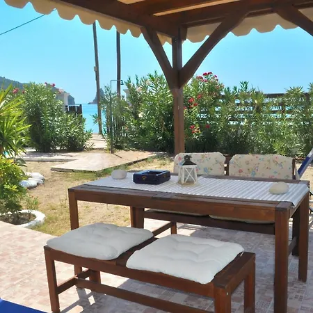Beachfront Vacation Eftichia Nyaraló